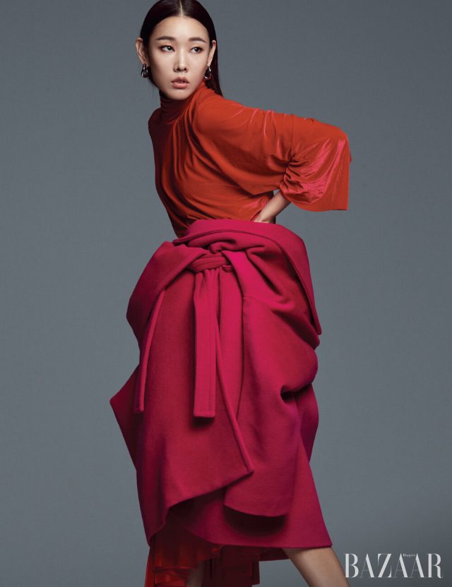 허리에 묶어 연출한 코트, 벨벳 드레스, 귀고리는 모두 Balenciaga.