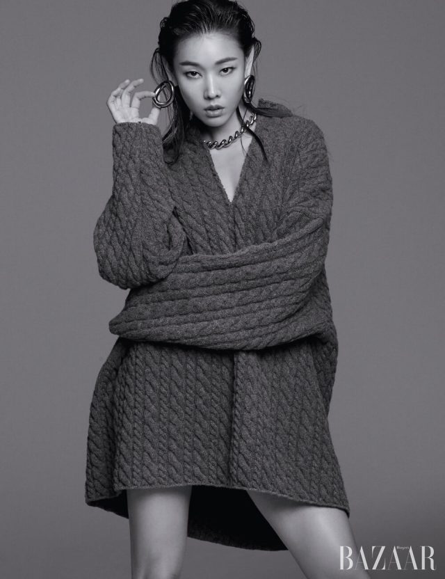 오버사이즈 니트 톱, 귀고리,  체인 목걸이는모두 Balenciaga.