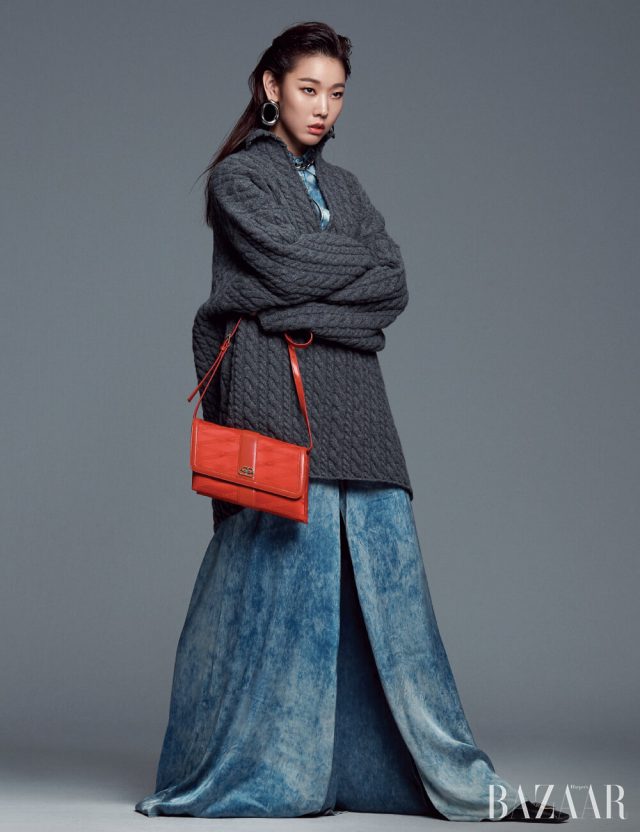 니트 톱, 플랩 셔츠, 와이드 팬츠, 귀고리, 체인 목걸이, 레드 컬러의 자카드 시프트 백, 스퀘어 토 뮬은 모두 Balenciaga.