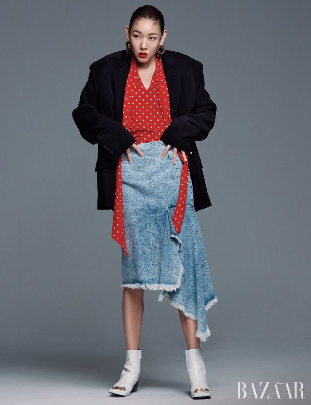 스퀘어 숄더 재킷, 폴카 도트 패턴 블라우스, 데님 스커트, 귀고리, 스퀘어 토 부티는 모두 Balenciaga.