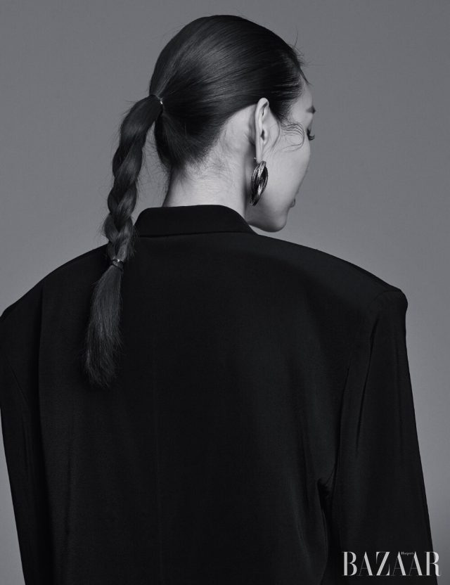 재킷, 귀고리는 모두 Balenciaga.