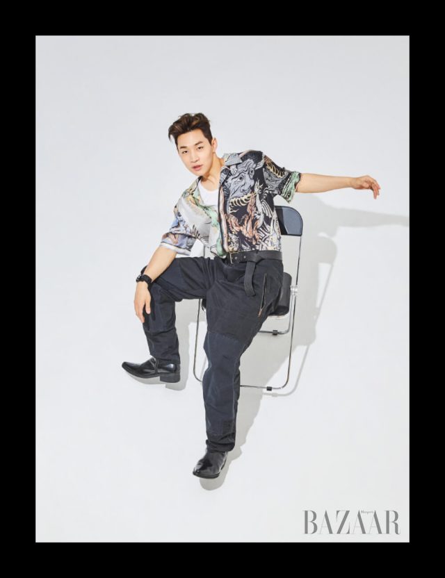 셔츠, 팬츠, 벨트, 팔찌는 모두 Givenchy, 이너는 Calvin Klein Jeans, 슈즈는 Ordinary Peolple, 화보에 계속 착용한 이어커프는 스타일리스트 소장품.