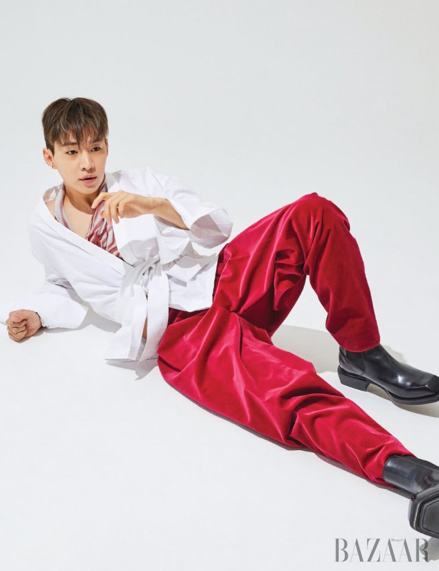 셔츠, 팬츠, 스카프는 모두 Lementeque, 슈즈는 Alexander McQueen.