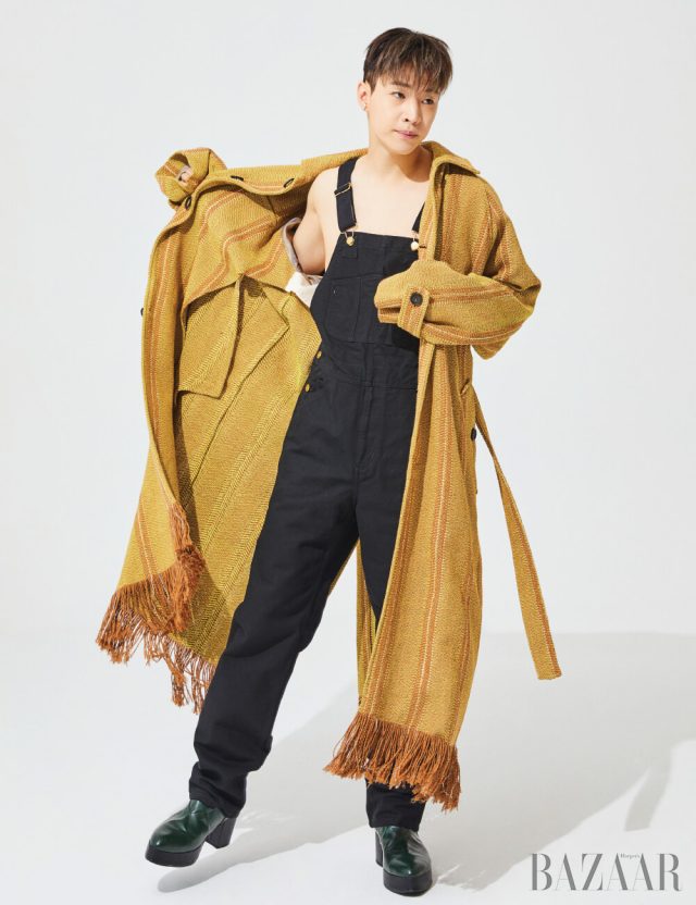 코트는 Acne Studios by BOONTHESHOP, 오버올은 Carhartt WIP by Carhartt WIP Korea, 슈즈는 Ordinary Peolple.