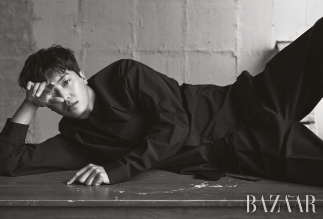 셔츠는 Juun.J, 팬츠는 Valentino.