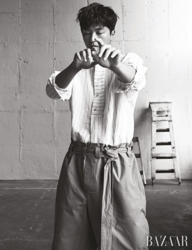 셔츠는 Seya by 10 Corso Como, 팬츠는 Daniela Gregis by 10 Corso Como.