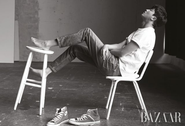 티셔츠는 Pars, 팬츠는 Acne Studios, 신발은 Converse.