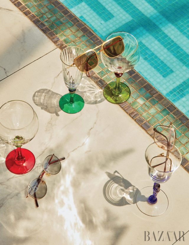 (왼쪽부터 시계 방향으로) Stussy Japan 일본 스투시에서 만든 선글라스. 일본에서만 구입 가능하다. Vintage 1950년대, 할아버지가 명동에서 구입한 선글라스를 물려받았다. 안경테에 쓰인 ‘Made in West Germany’ 문구가 세월을 짐작케 한다. 어렸을 때부터 아빠가 쓰고 다녔던 선글라스를 추억하며 짙은 녹색 빛깔의 렌즈로 교체했다. Vintage 이 안경 역시 할아버지 물건. 이걸 쓸 때마다 1970년대 마이애미에서 볼 법한 ‘멋진 갱’이 된 듯한 기분이 든다. 유리컵은 모두 Anmock.