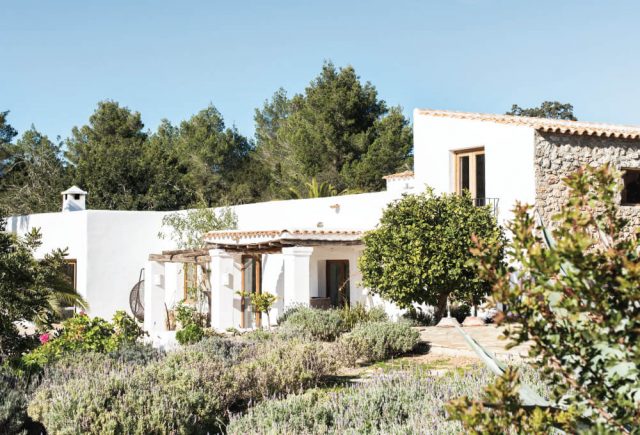 새하얀 외관의 핀카 15.