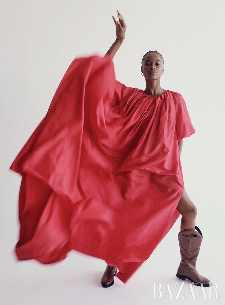 카프탄 드레스는 Oscar de la Renta. 부츠는 Telfar.