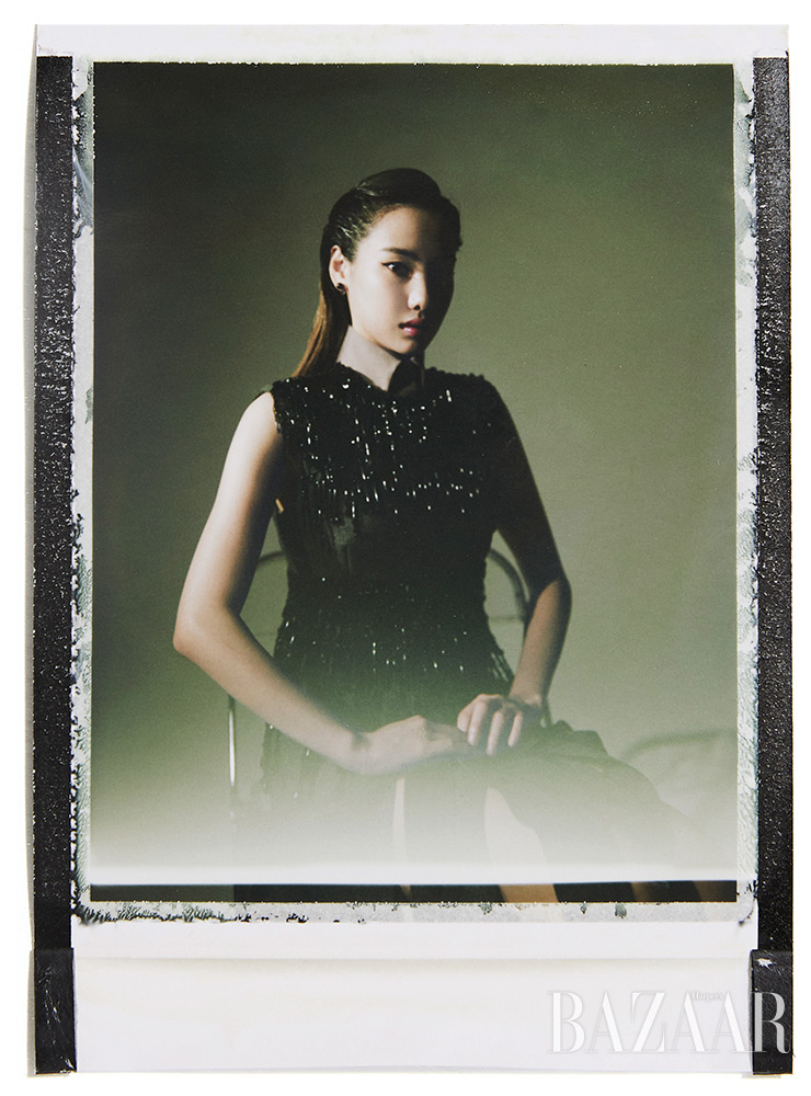 셔츠, 베스트, 스커트는 모두 Prada. 