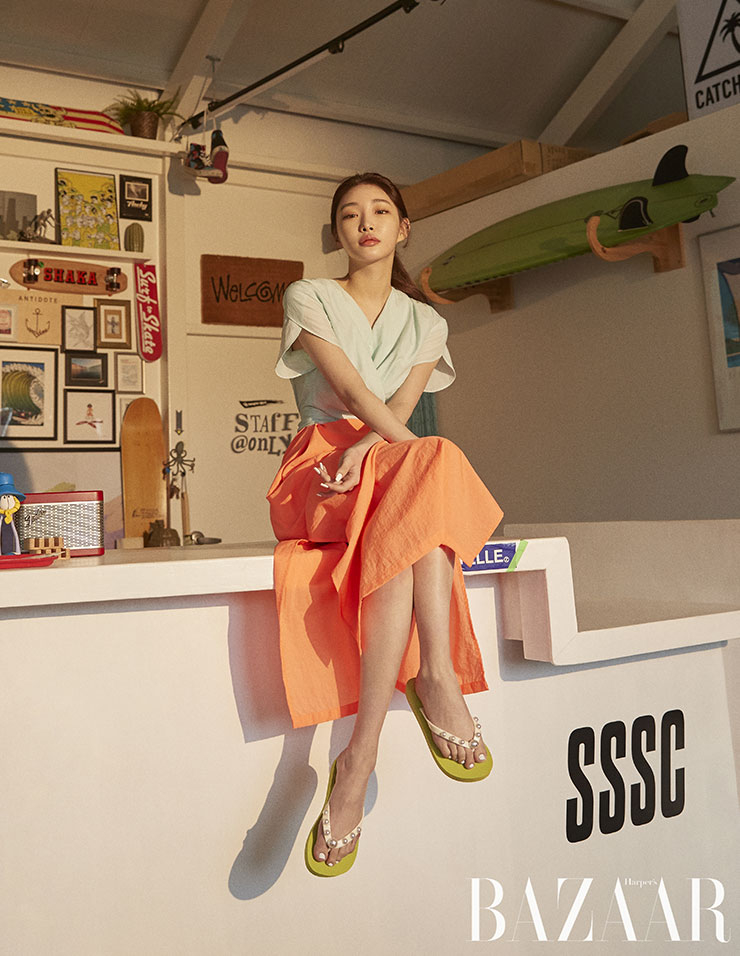 진주 장식으로 여성스러움을 더한 라임 컬러의 제니(Jeni) 플리플랍은 7만8천원, Suecomma bonnie 컬러 블록 원피스는 Nuel.