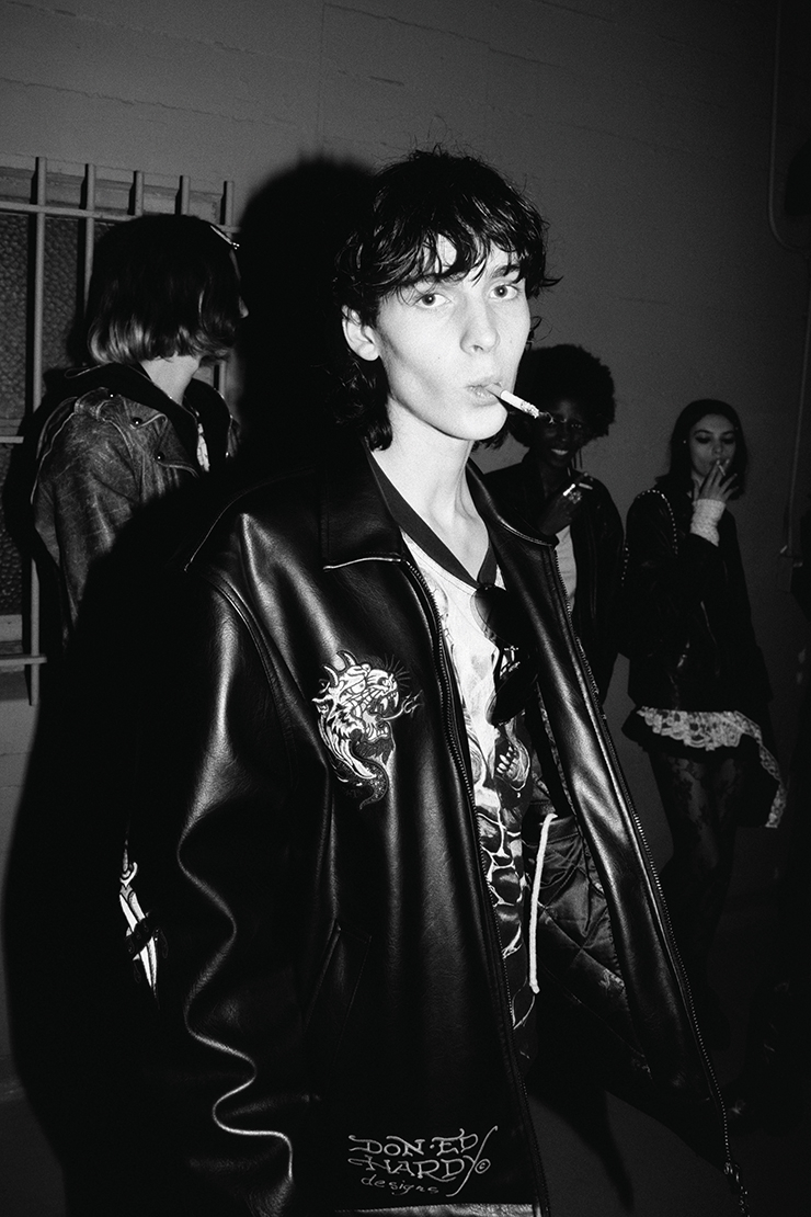 파티에서 포착한 인디 슬리즈 키즈들. 그런지한 무드의 록시크 스타일링이 눈길을 사로잡는다.