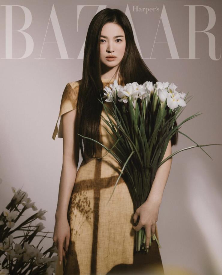배우 송혜교가 등장한<바자>코리아 3월호.