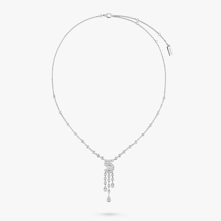 마치 폭포수를 연상케 하는 펜던트가 돋보이는 ‘이터널 N°5’ 네크리스는 Chanel Fine Jewelry.