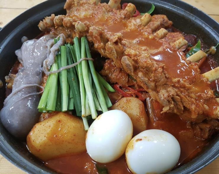 맛있는모곡계곡가든펜션의 등갈비 닭볶음탕. 출처 인스타그램 @mokokgardenpension