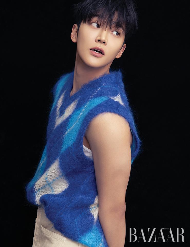 아가일 베스트는 Marni by Mue. 팬츠는 Le Maire.