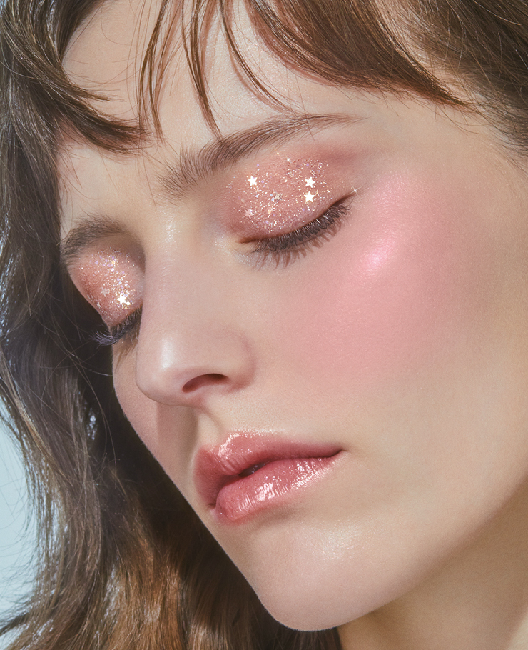 눈가에 핑크 스노우볼 젤 글리터의 펄과 스타 글리터를 올려 화려한 반짝임을 더했다. 입술에는 투명한 핑크빛 펄을 가득 담은 핑크 스노우볼 립 글라스를 발라 볼륨 있게 빛나는 립 메이크업을 완성했다. 두 뺨에는 핑크 스노우볼 하이라이터를 발라 사랑스러운 핑크 빔을 연출했다.