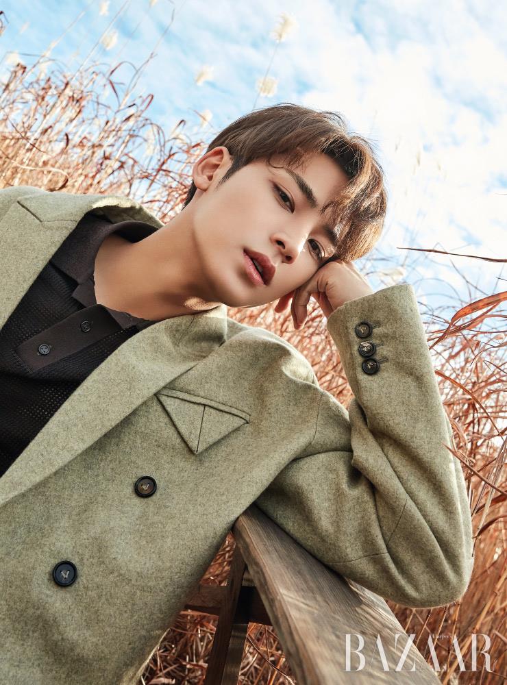 재킷, 니트 톱은 Bottega Veneta.