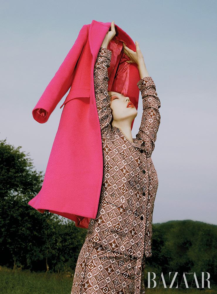 코트는 3백28만원 Blumarine. 셔츠, 팬츠는 Louis Vuitton.