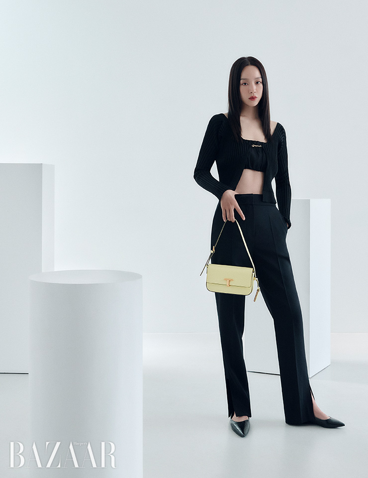 트라이베카 숄더백은 31만8천원 Joy Gryson. 이너 톱, 니트 카디건, 스트레이트 팬츠, 플랫 슈즈는 모두 스타일리스트 소장품.