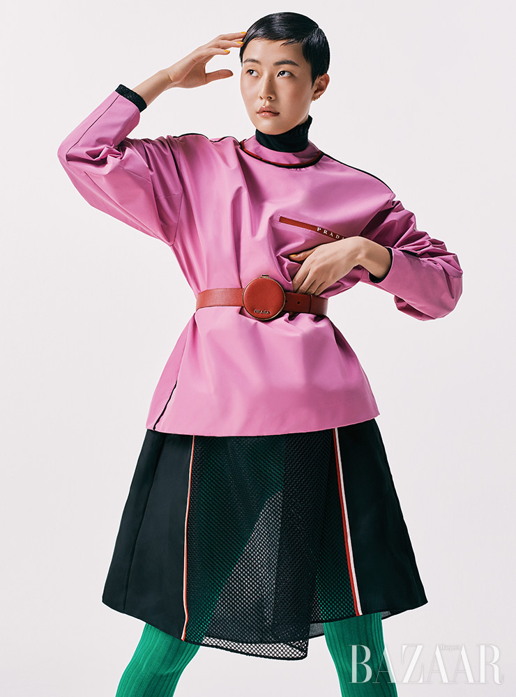 아우터, 드레스, 벨트, 타이츠는 모두 가격 미정 Prada.