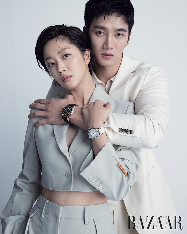 안보현이 착용한 브론즈와 티타늄 케이스의 ‘레전드 다이버’ 워치는 4백만원 Longines. 피케 폴로 셔츠, 수트 세트업은 Suits Supply.조보아가 착용한 화이트 마더오브펄 다이얼의 ‘레전드 다이버’ 워치는 3백10만원Longines. 재킷, 팬츠는 Off-White™.