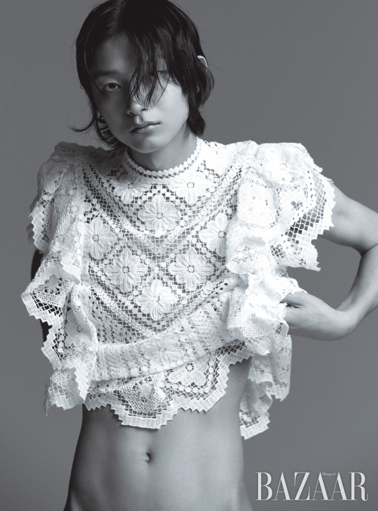 레이스 디테일 자수 톱은 Isabel Marant.