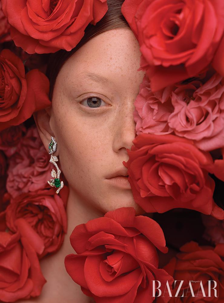 다이아몬드, 에메랄드, 차보라이트 가넷이 세팅된 ‘오뜨 주얼리 로즈디올’ 이어링은 Dior Joaillerie.