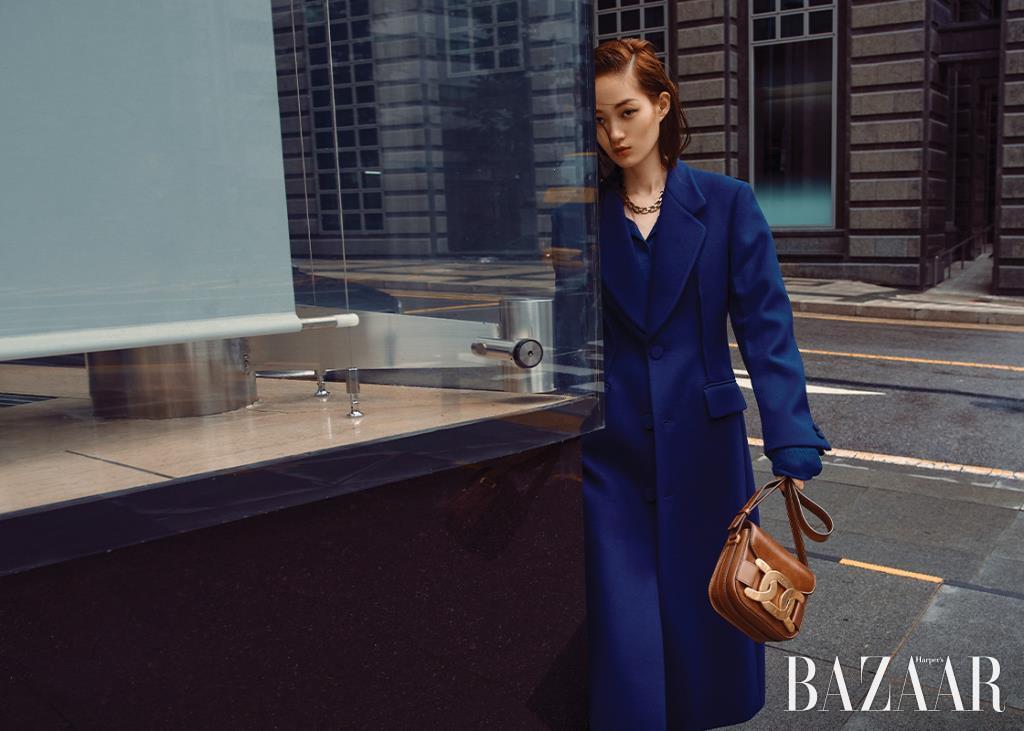 니트 보디수트, 코트, 체인 목걸이, ‘토즈 케이트’ 백은 모두 Tod’s.