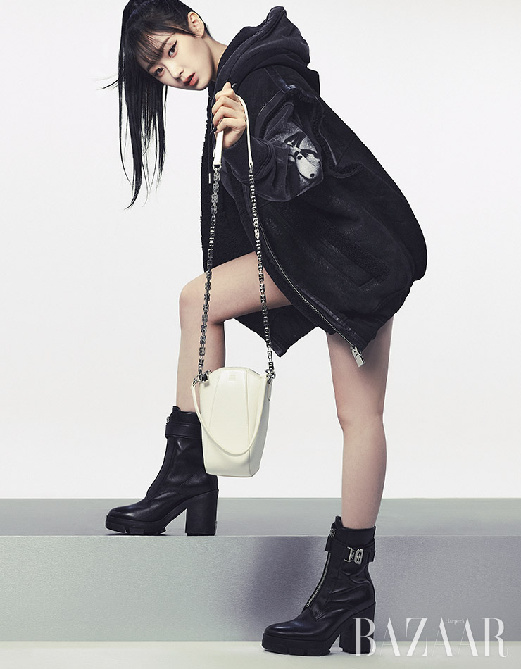 후디 베스트, 이너로 입은 후디, 안티고나 버티컬 백, 앵클부츠는 모두 Givenchy.  