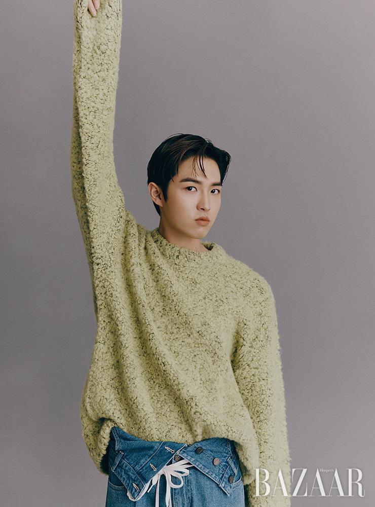 롱 슬리브 스웨터는 Trunk Project. 데님 쇼츠는 Sewing Boundaries.