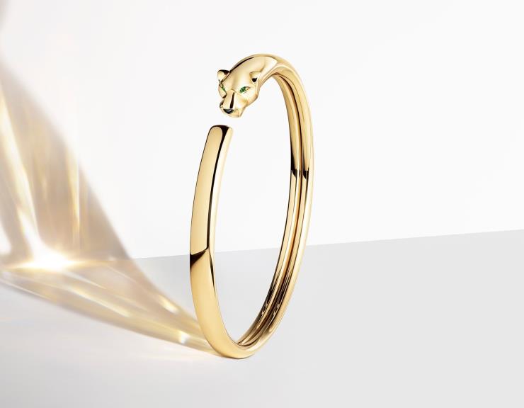 라 팬더 브레이슬릿. 18K 옐로 골드 또는 18K 로즈 골드 소재로 만나볼 수 있다. © Cartier