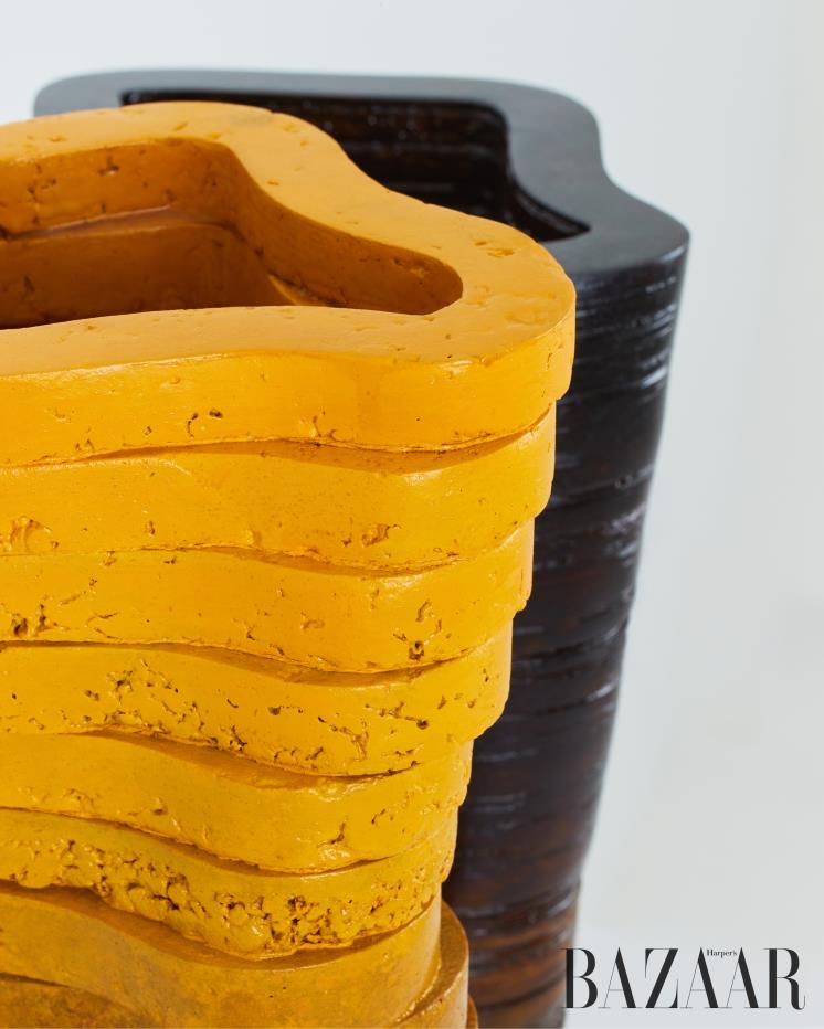 두 개의 화병은 가장 좁은 면이 서로 마주보는 형태로 제작되었다.