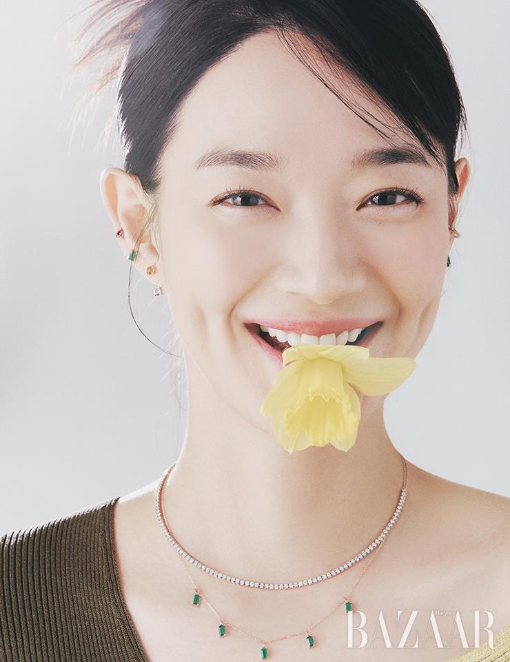 오른쪽 귀에 착용한 ‘미스 두’ 핑크 사파이어, 그린 칼세도니 이어링은 12만원대, ‘미스 두’ 시트린 이어링은 10만원대, ‘미스 두’ 화이트 토파즈 이어재킷은 14만원대, 왼쪽에 착용한 ‘미스 두’ 옐로 사파이어 이어커프는 17만원대, 18K ‘센슈얼’ 골드에 다이아몬드가 세팅된 ‘센슈얼’ 네크리스는 5백18만원, 로즈 골드 체인에 그린 칼세도니가 세팅된 ‘미스 두’ 네크리스는 69만원대 모두 Didier Dubot. 니트 톱은 YCH.