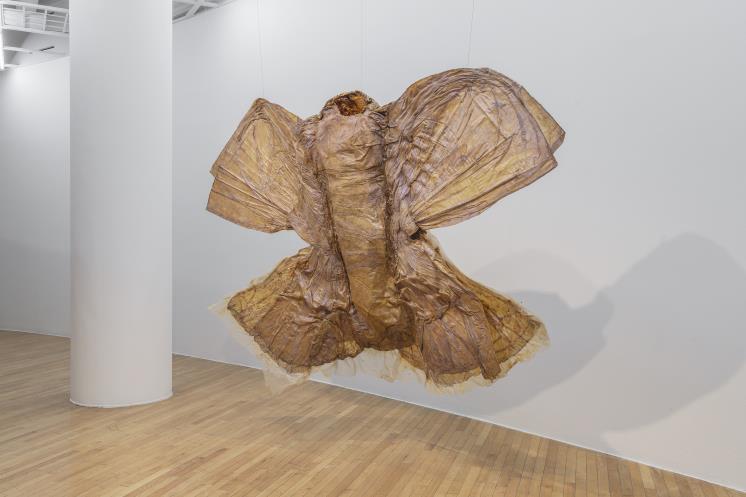 ‹잠자리의 욕망 (의상)›, 1976, 텍스타일, 라텍스, 자개 안료, 170x255x15cm, 제공 하이디 부허 에스테이트