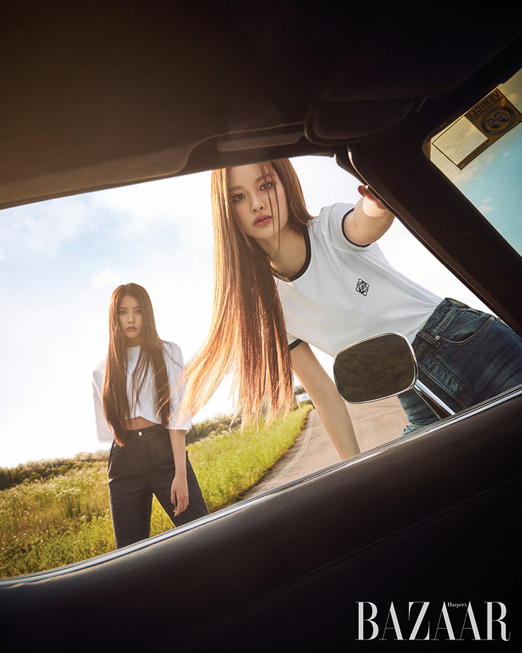 (왼쪽부터) 지우가 입은 크롭트 티셔츠는 49만원, 피셔맨 데님 팬츠는 99만원, 설윤이 입은 티셔츠는 49만원, 데님 팬츠는 1백20만원 모두 Loewe.
