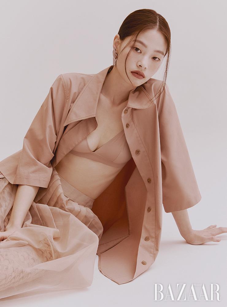 셔츠는 19만8천원 Low Classic. 브라톱은 3만5천원 & Other Stories. 플리츠 스커트는 42만원 Leha. 이너 스커트는 2백만원 Fendi. 귀고리는 5만9천원 Cos.