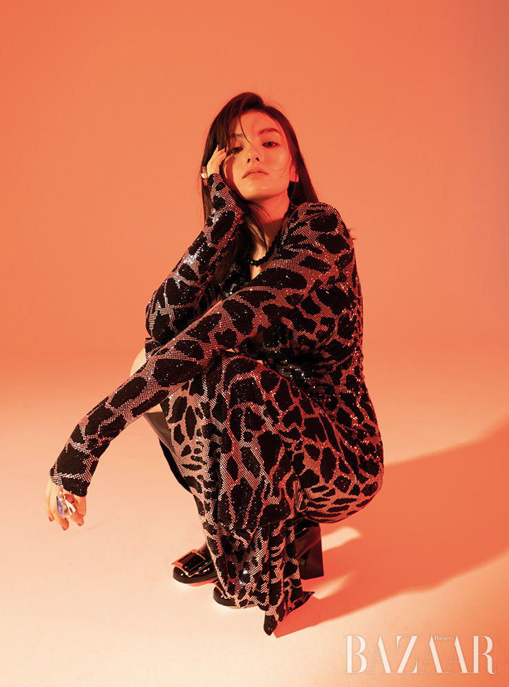 시퀸 드레스는 Alexandre Vauthier by Net-A-Porter. 반지는 모두 Codiciar. 롱 부츠는 Roger Vivier. 목걸이는 스타일리스트 소장품.