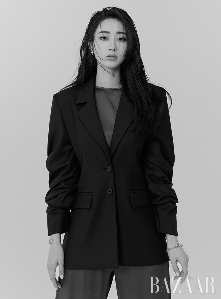 슬리브리스 톱, 팬츠는 Fabiana FilippiI. 블랙 테일러 재킷 Whole Paper. 실버 이어링,브레이슬릿은 John Hardy.