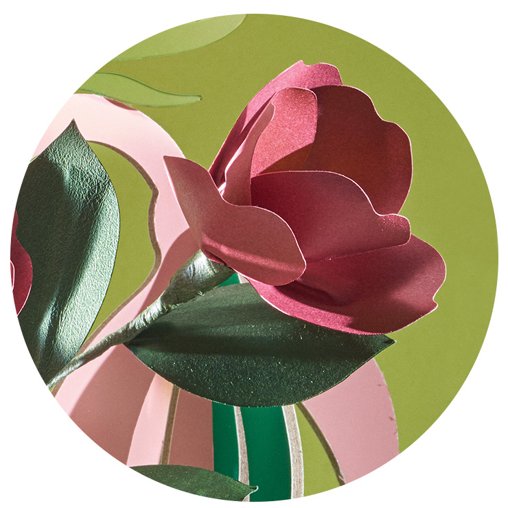 종이라고 믿을 수 없을 만큼 섬세하게 동백꽃을 재현한 작품은 8만5천원 Paper Eden by BOONTHESHOP.