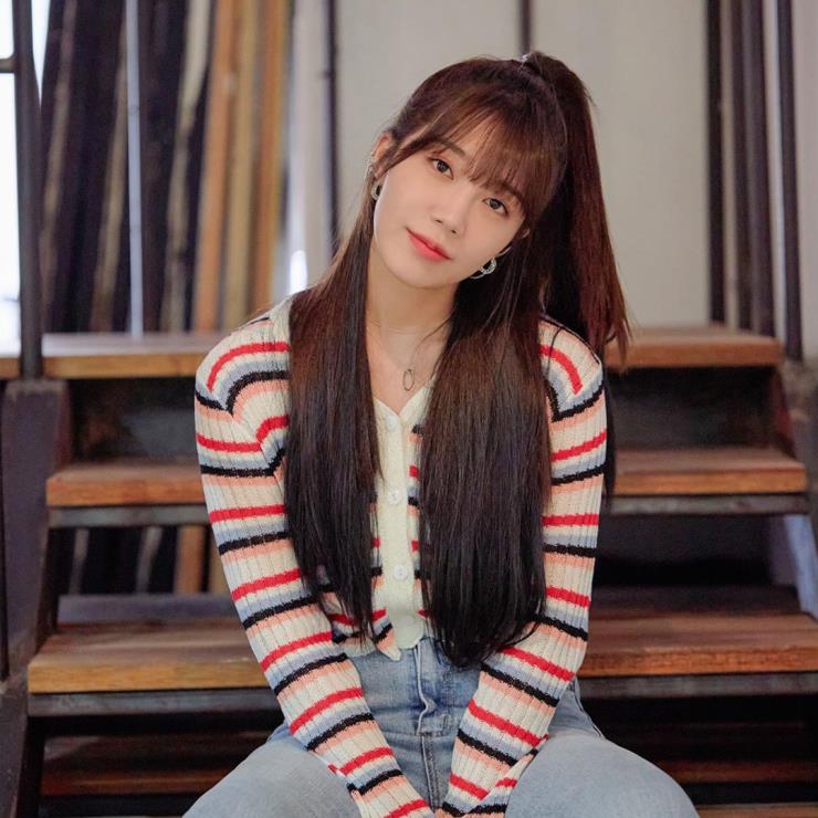 정은지(@artist_eunji)의 니트 카디건은 간절기 아이템으로도 제격!
