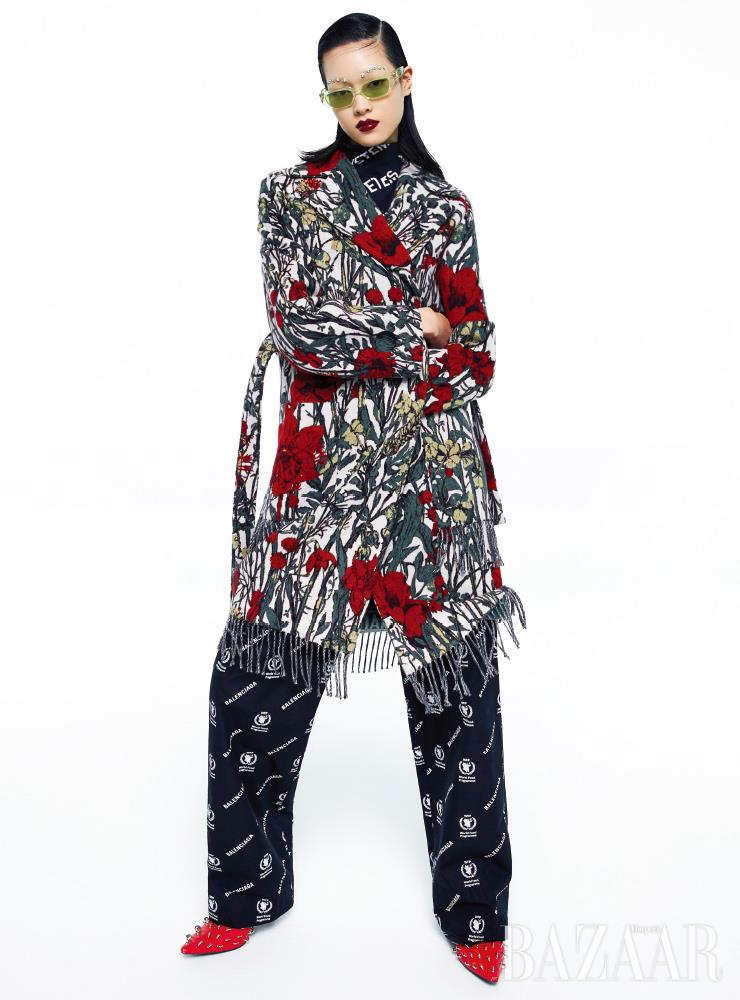 코트는 Dior. 톱은 77만원 Vetements by Mue. 팬츠는 Balenciaga. 선글라스는 Valentino Garavani. 슈즈는 Givenchy.
