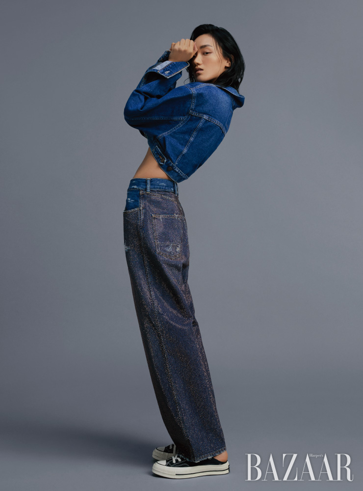 리사이클링 데님 재킷은 10만9천원 Iwasacar. 데님 팬츠는 1백15만원 Golden Goose. 스니커즈는 8만9천원 Converse.