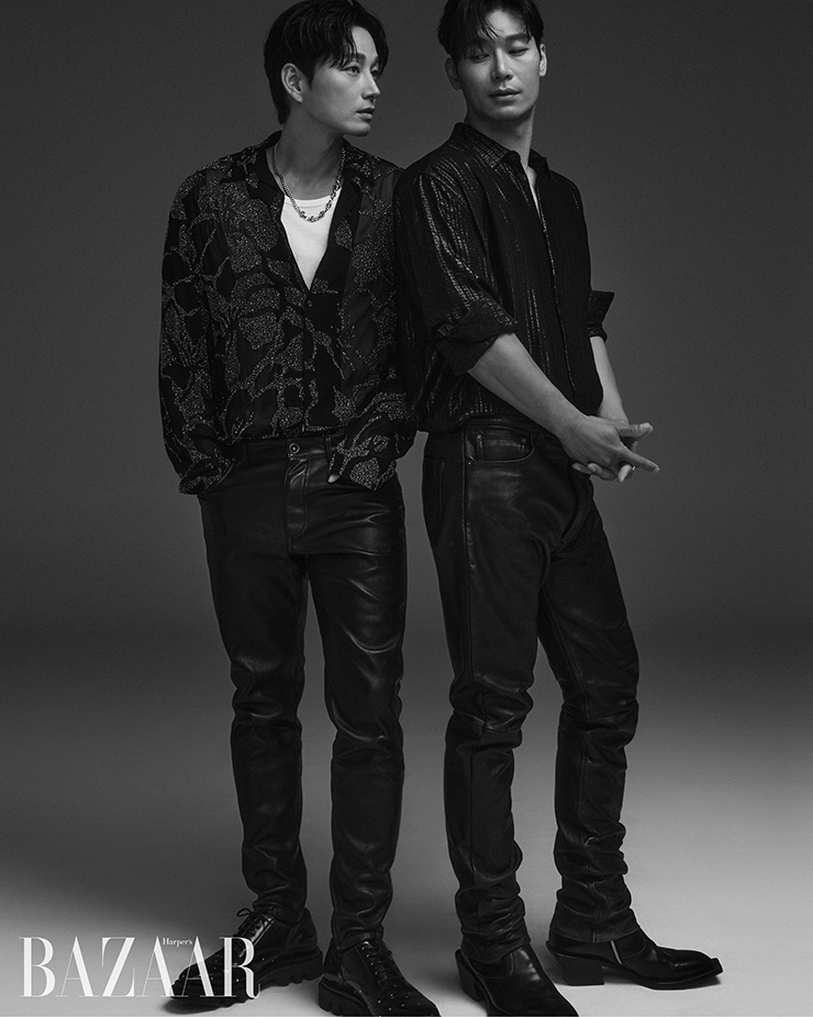 이현욱이 입은 셔츠는 Dries Van Noten. 팬츠는 Levi’s. 목걸이는 ScudoxAmondz. 이너 슬리브리스, 슈즈는 스타일리스트 소장품. 박훈이 입은 셔츠, 부츠는 Ann Demeulemeester. 팬츠는 Levi’s.