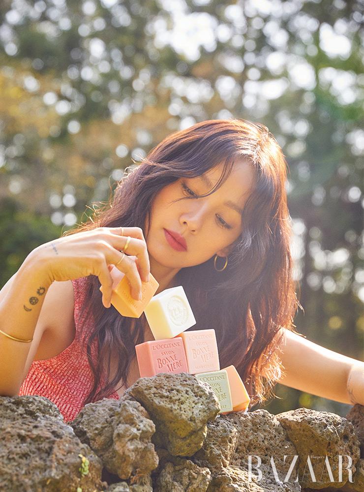 브이넥 니트 톱은 Claudie Pierlot. 귀고리, 반지, 팔찌는 스타일리스트 소장품.