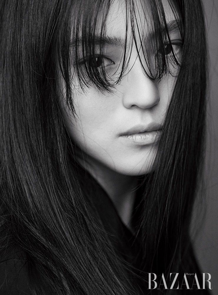 수트는 Gucci. 뮬은 Reike Nen. 