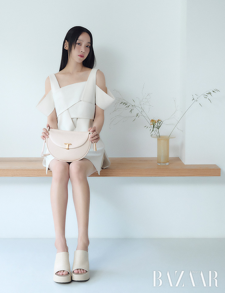 트라이베카 크로스백은 41만8천원 Joy Gryson. 화이트 스커트는 Gabriel Lee. 실버 이어커프는 Onill. 화이트 톱, 뮬, 링은 모두 스타일리스트 소장품.