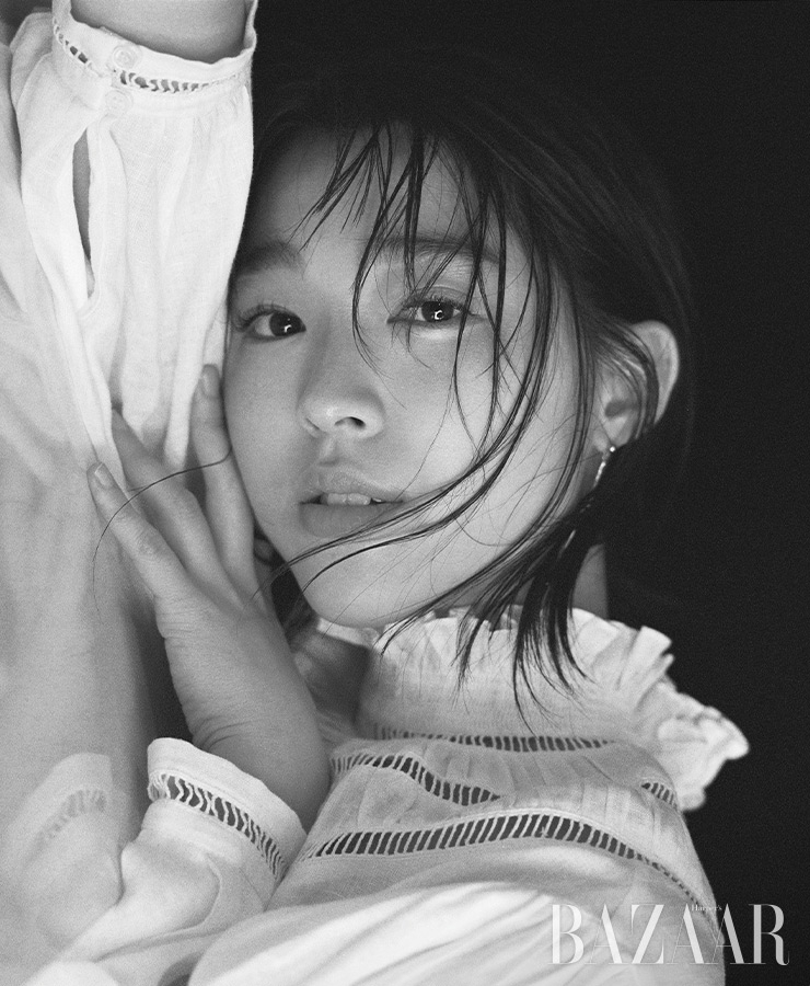 드레스는 Isabel Marant, 귀고리는 Lemasque.