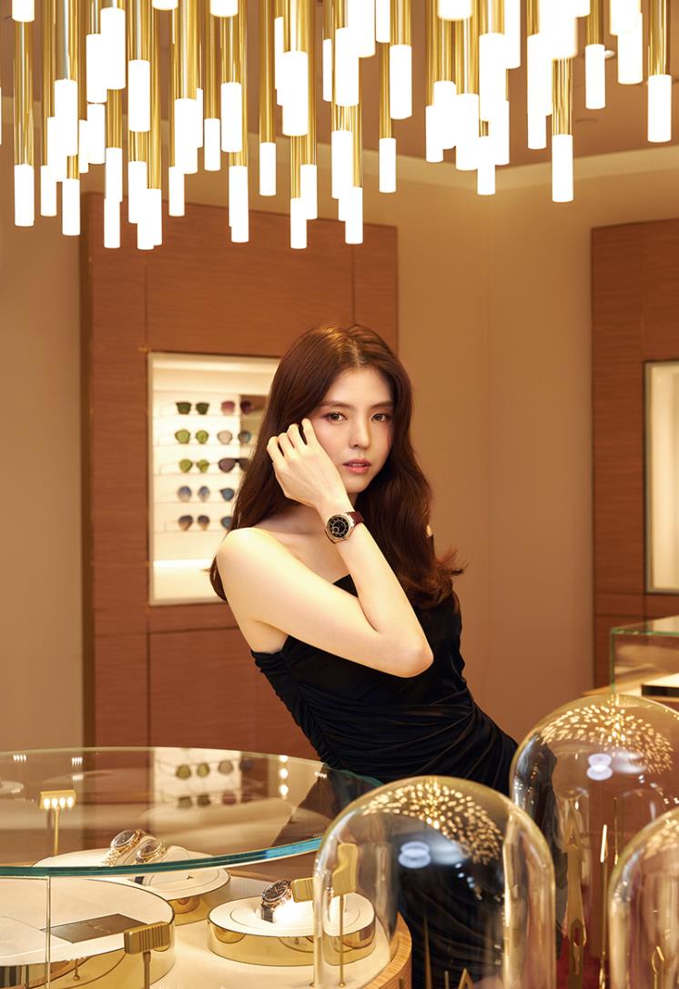 오메가의 컨스텔레이션 34mm, 세드나TM 골드 및 레더 스트랩을 착용한 한소희.